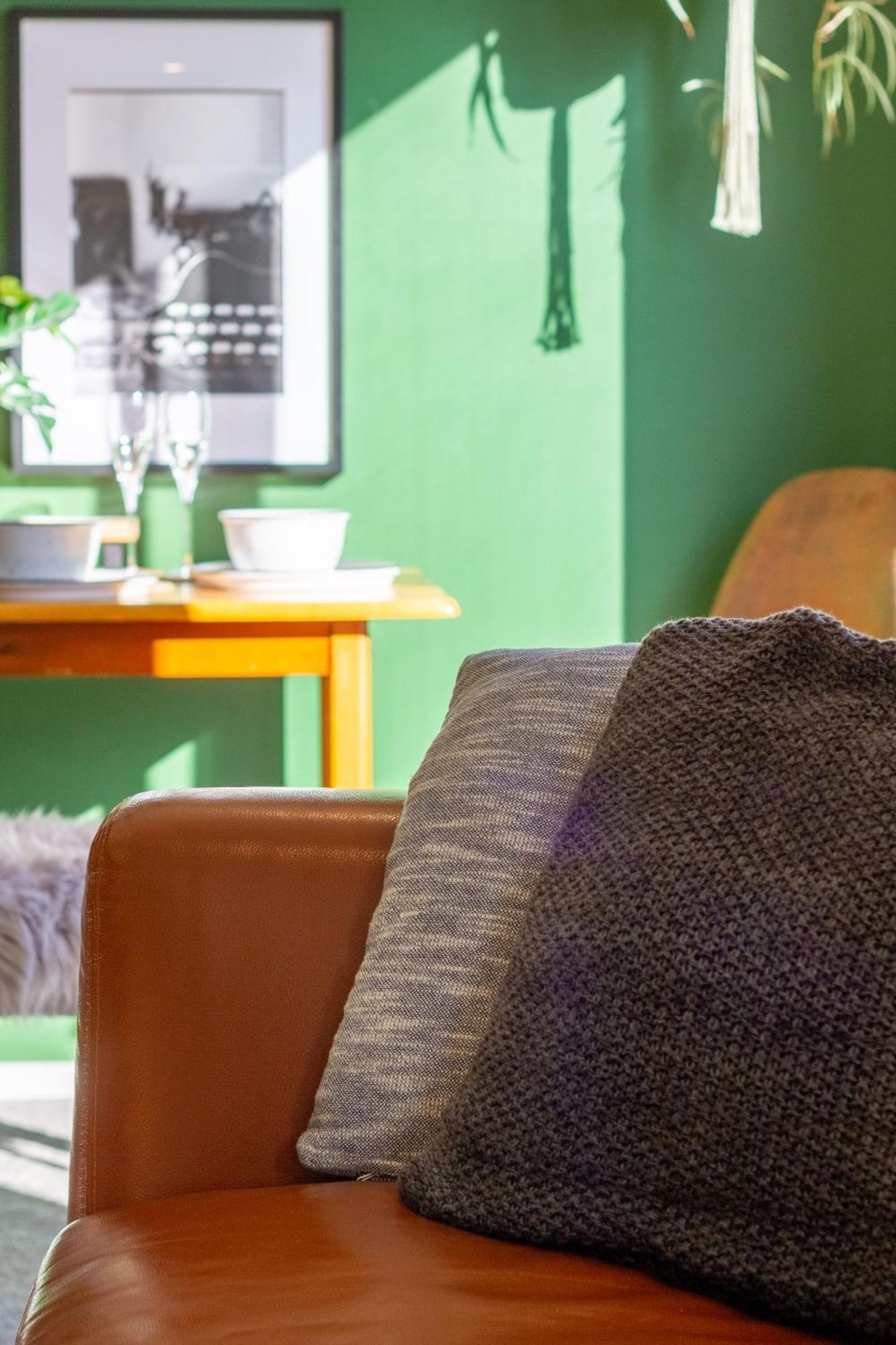 Gorgeous In Green - 2 Bed Central Oasis W/King Bed Christchurch Kültér fotó