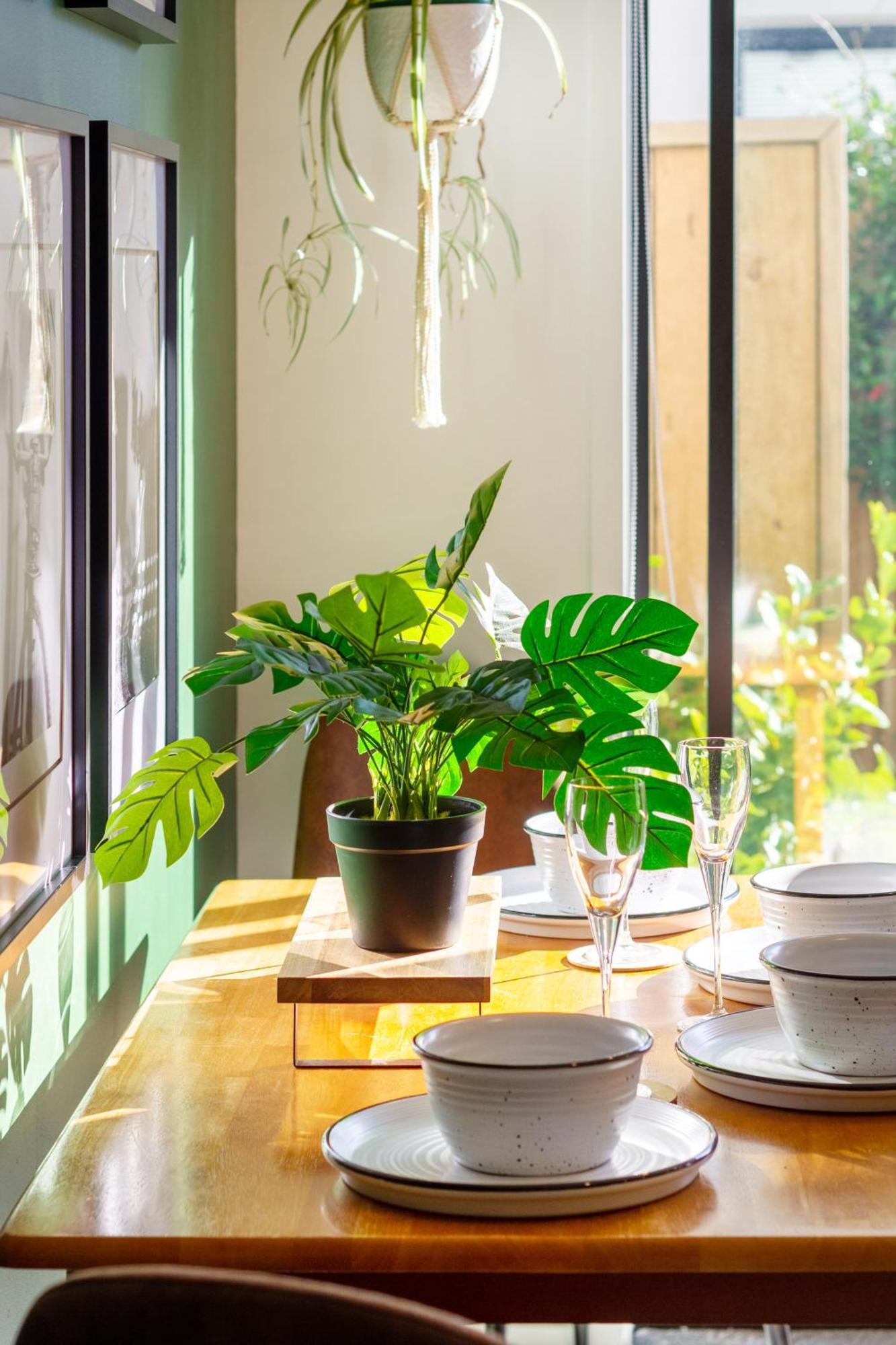 Gorgeous In Green - 2 Bed Central Oasis W/King Bed Christchurch Kültér fotó
